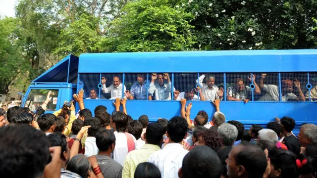 બાબુ બજરંગી અને અન્ય આરોપીઓની તસવીર