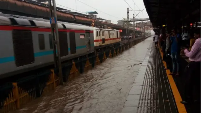 વરસાદને પગલે રેલવે વ્યવસ્થાને અસર થઈ