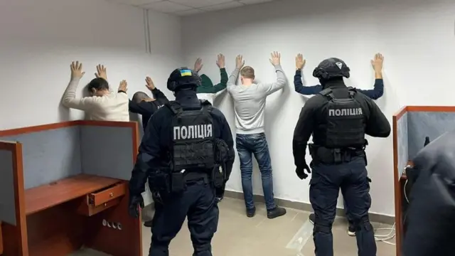 Поліція викрила колекторів, які шантажували боржників порнографією з їхніми обличчями