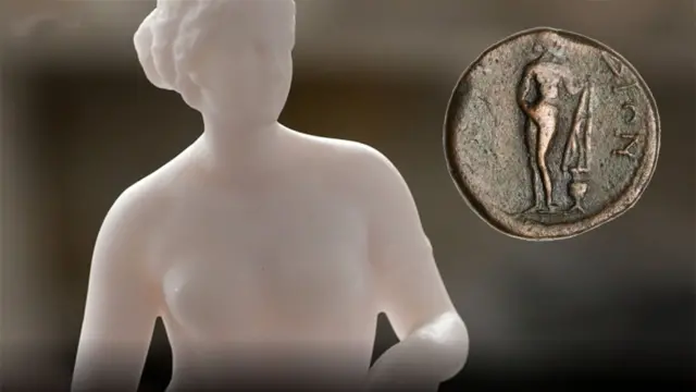 Copia contemporánea de la Afrodita de Cnidos y moneda.