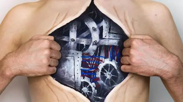 Montagem mostra o interior de um corpo masculino com engrenagens de uma máquina