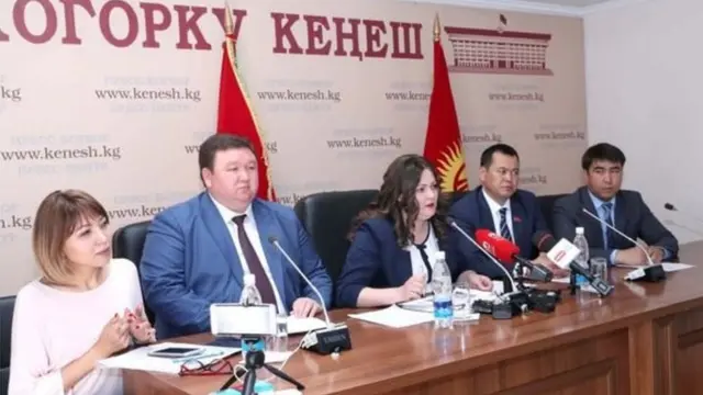 21-майда депутаттар уюштурган басма сөз жыйыны