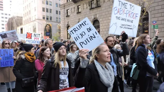 Девушка с плакатом