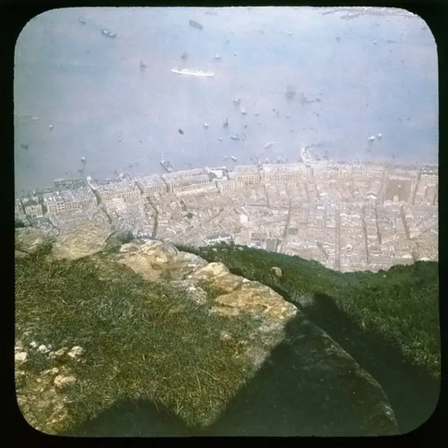 从山顶望中上环区。右中部第二座有塔楼的是中环街市，左方是上环街市（西港城）。