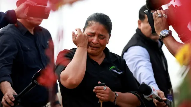 Mujer llorando fuera del centro comercial de Allen donde hubo un tiroteo el sábado 6 de mayo, 2023