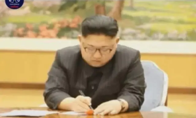 Ким Чен Ын подписывает указ