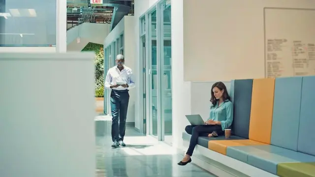 موظفة تعمل منفصلة عن بقية زملائها