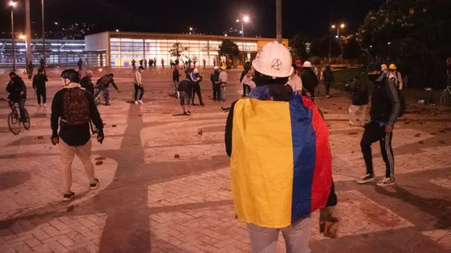 Manifestantes protestan en la capital colombiana