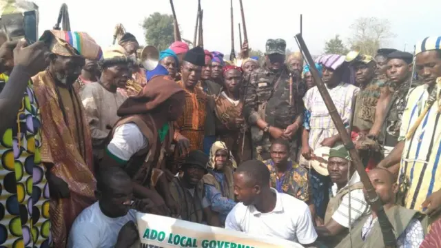 Gomina Fayose ti ipinlẹ Ekiti duro pẹlu awọn ọdẹ ni ilu Ado Ekiti