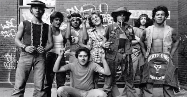 수십년 전 미국 뉴욕의 갱스터들이 줄지어 자세를 취하고 있다