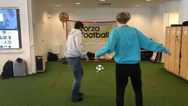 Співробітники Forza Football грають у футбол на роботі