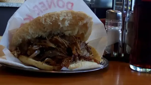 "ኬባብ" ወይ "ዶነር" ስጋ ኣብ ቅጫ ዝመስል ኣትዩ ዘብላዕ