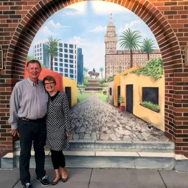 Paul y Sandy Thompson, los padres de Gwen, frente al mural de la Plaza Artigas.