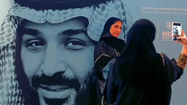 Mulheres fazem 'selfie' com cartazaposta esportsBin Salman