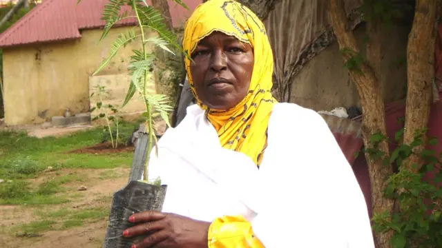 Hooyo ka mid ah haweenka magaalada Hargeysa oo ka qeybqaadanaysa ololaha tallaalka