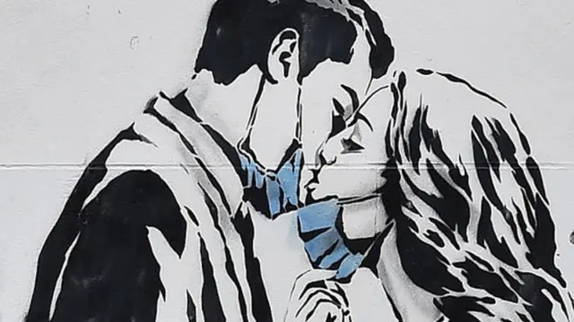Di drawing of two pipo dey kiss for Scotland