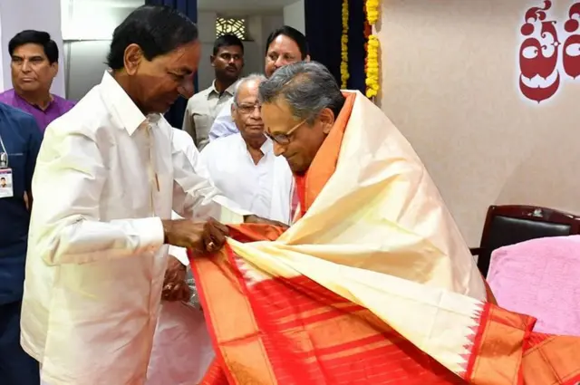 సాహితీవేత్తలను సన్మానిస్తున్న సీఎం కేసీఆర్