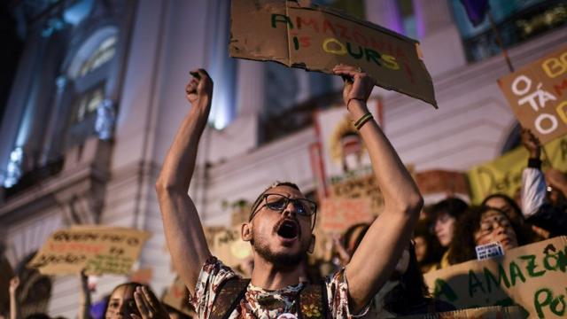 Ativista protesta no Rio contra incêndios na Amazônia
