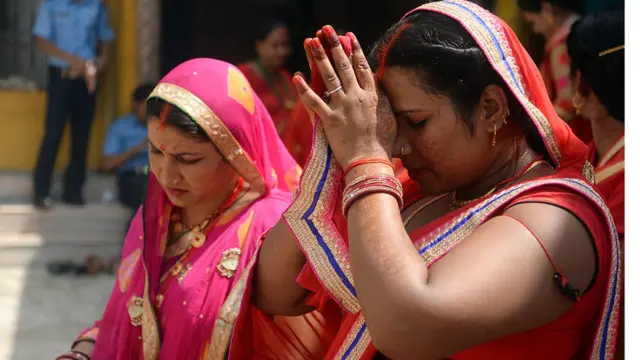 वीरगन्जको अलखिया मन्दिरमा शिवको आराधना गर्दै महिलाहरू
