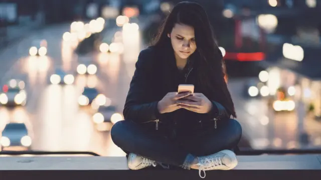 Menina com smartphone