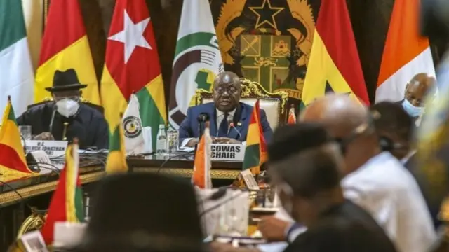 Ku wa kabiri, abakuru bo mu muryango wa CEDEAO/ECOWAS bari mu biganiro n'agatsiko k'abasirikare kafashe ubutegetsi muri Mali mu kwezi gushize kwa munani, ibiganiro bigamije ko habaho inzibacyuho izageza ku butegetsi bwa gisivile.