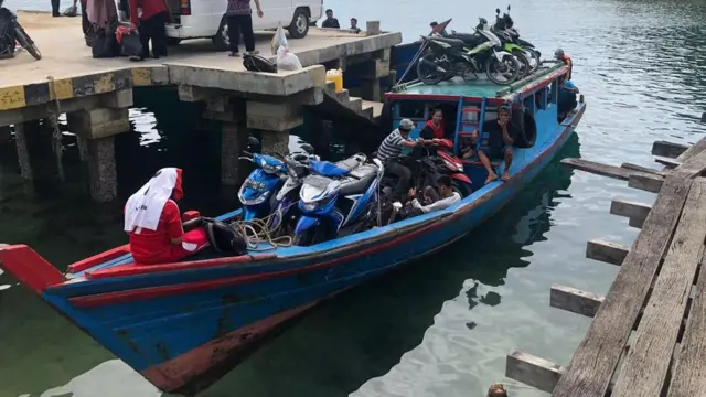 Selain untuk memancing, warga Pulau Tiga kapal, Kabupaten Natuna menggunakan kapal sebagai alat transportasi antar pulau.