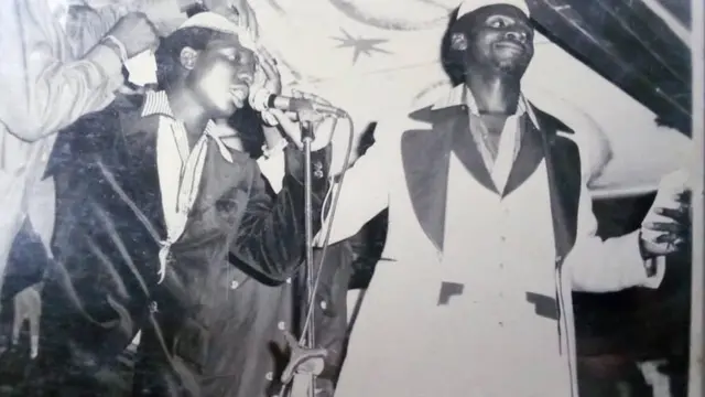 Ayinde Barrister lasiko to n kọrin nibi ariya kan nilu Eko lọdun 1976. Ololufẹ rẹ kan si n na a lowo loju agbo.