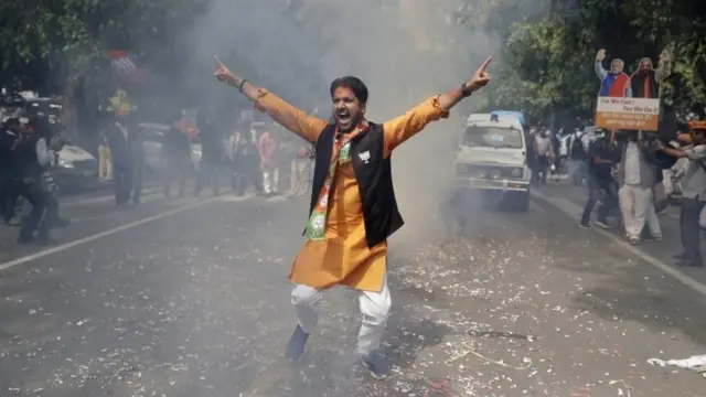 बीजेपी कार्यकर्ता जीत का जश्न मनाता हुआ