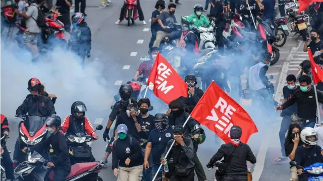 ควันจากแก๊สน้ำตาตาบริเวณแยกดินแดง เวลา 15.30 น.