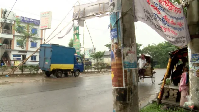 ডেমরার মিরপাড়ায় মুন ফিলিং স্টেশনের সামনের সড়ক। গত ১২ই সেপ্টেম্বর দুপুরে এই সড়কে পুলিশের উপর হামলা ও রিক্সা পোড়ানোর অভিযোগে একটি মামলা করে পুলিশ। কিন্তু এলাকার লোক বলছেন, সেরকম কোন ঘটনাই ঘটেনি।
