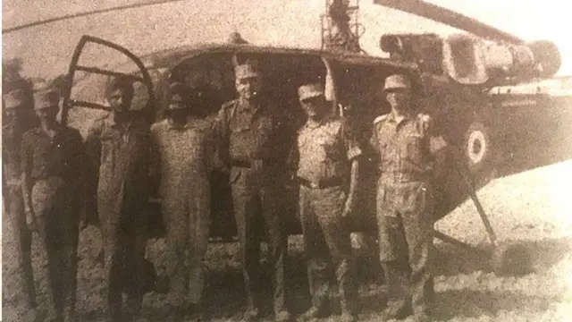 જનરલ સગતસિંહ (વચ્ચે)ના આ હેલિકૉપ્ટરને 64 ગોળી લાગી હતી