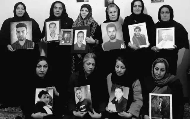 تصویری از زنانی که فرزندانشان در جریان اعتراض‌های سال‌های اخیر در خیابان کشته شده‌اند و با عنوان "مادران دادخواه" به دنبال عدالت هستند