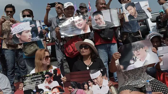 ประชาชนชุมนุมหน้าศาลทหารกรุงเทพ เมื่อวันที่ 7 ก.ค. 2558 เรียกร้องให้ปล่อยตัว 14 นักกิจกรรมกลุ่ม "ขบวนการประชาธิปไตยใหม่" หลังถูกควบคุมตัวตามหมายจับคดีฝ่าฝืนคำสั่ง คสช. และมาตรา 116 ประมวลกฎหมายอาญา จากการทำกิจกรรมเมื่อวันที่ 25 มิ.ย. 2558 ที่อนุสาวรีย์ประชาธิปไตย