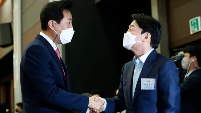 안철수 국민의당 대표(오른쪽)와 오세훈 국민의힘 서울시장 후보가 8일 서울 영등포구 공군호텔에서 한국여성단체협의회 주최로 열린 3.8 세계 여성의날 행사에 참석해 인사하고 있다