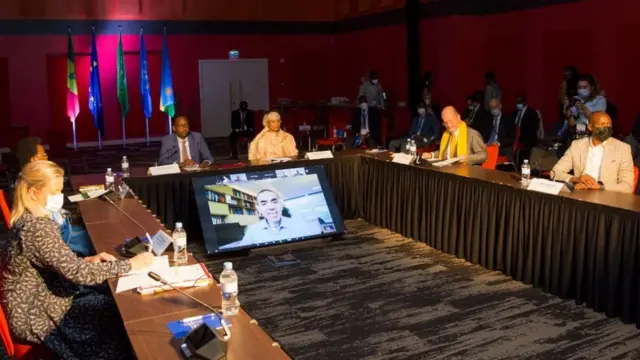 Minisitiri w'ubuzima w'u Rwanda Dr Daniel Ngamije na Minisitiri w'ububanyi n'amahanga wa Sénégal Aïssata Tall Sall (imbere hagati) mu muhango wo gushyira umukono kuri ayo masezerano i Kigali ku itariki ya 26/10/2021