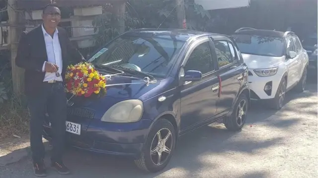 Barsiisaa Abeel Bulchaa konkolaataa barattoonni isaa isa badhaasan bira wayita dhaabbachaa jiranitti