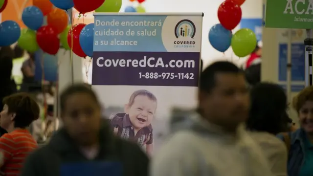 Cola de personas registrándose en el seguro médico Obamacare.
