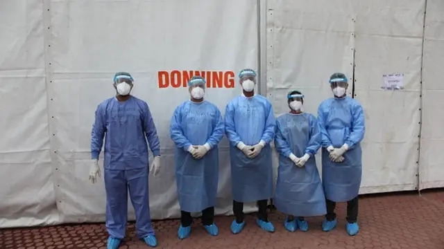 कोविड वॉर्ड में तैनात डॉक्टरों और स्वास्थ्यकर्मियों का कहना है कि इस महामारी ने उसे बुरी तरह थका दिया है.