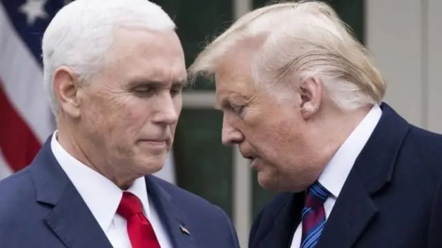 التقارير تشير إلى أن نائب الرئيس (على اليسار) يعارض تفعيل المادة 25