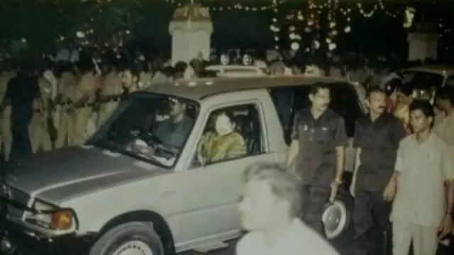 1995ல் ஜெயலலிதா அவரது வளர்ப்பு மகன் சுதாகரனின் திருமண ஊர்வலத்தில்