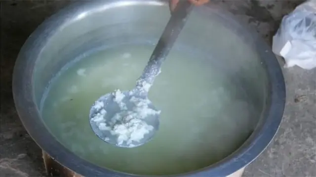 पनीर बनत असताना