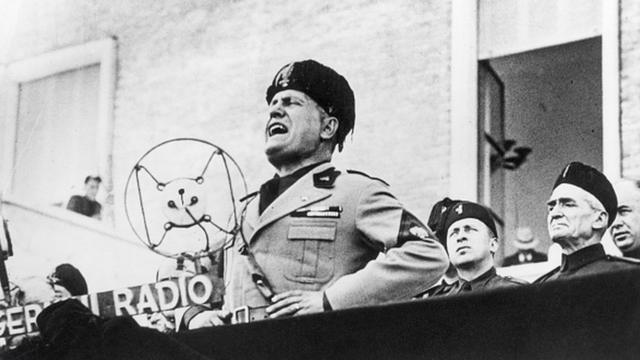 Benito Mussolini dando un discurso