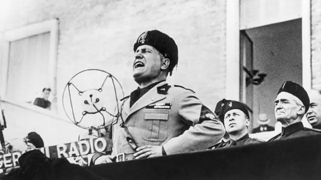Benito Mussolini dando un discurso