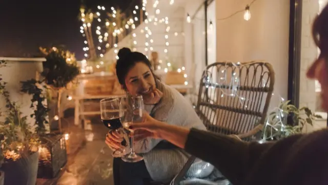 Dos mujeres tomando una copa de vino