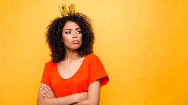 মাথায় মুকুট পরা উদ্ধত ভঙ্গিমায় গর্বিতা এক নারীর ছবি সামাজিক মাধ্যমে