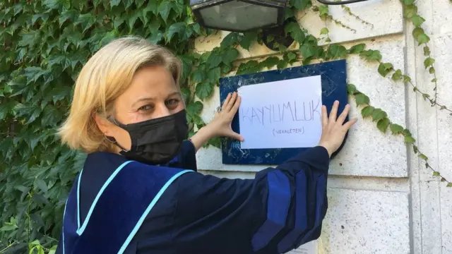 Bulu'nun görevden alınmasının ardından rektör yardımcısı olan Prof. Dr. Mehmet Naci İnci'nin rektörlüğe vekaleten atanması üzerine akademisyenler Rektörlük binasına "Vekaleten Kayyumluk" yazısını astı