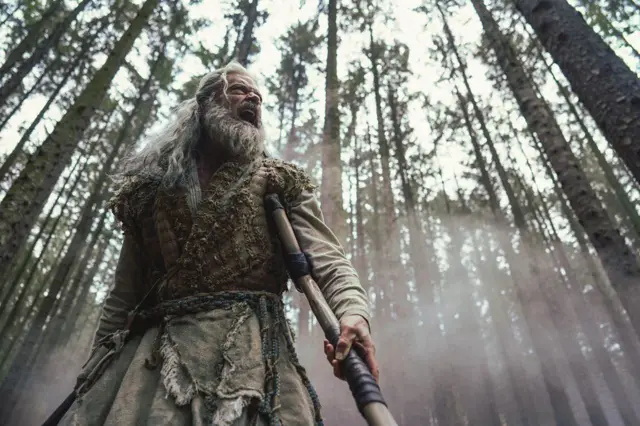 Cena de Hugh Jackman interpretando Robin Hood no filme de 2026