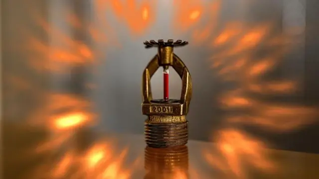 স্প্রিঙ্কলার সিস্টেমে আগুনের উপর স্বয়ংক্রিয়ভাবে পানি ছিটানোর ব্যবস্থা থাকে।