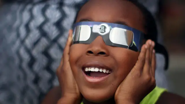 सन् २०१७ मा सूर्यग्रहण हेर्दै एक बालक