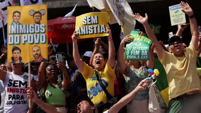 Manifestantes com cartazes contra a anistia.